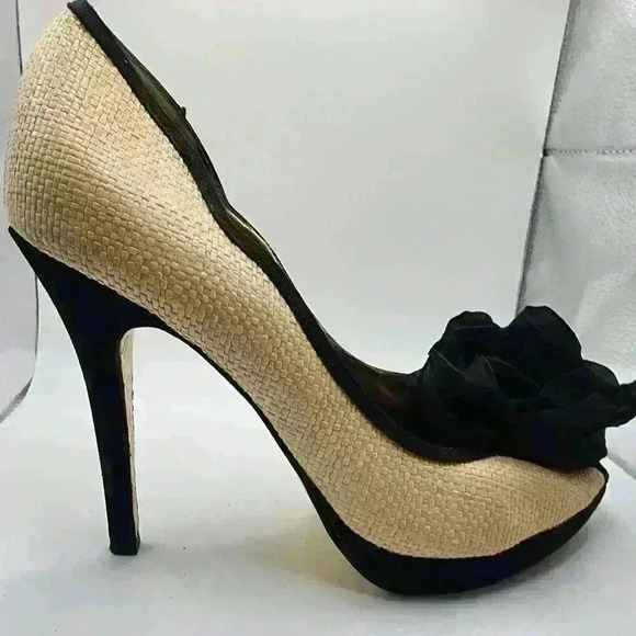 Beverly Feldman tan and black high heels - Picture 8 of 10